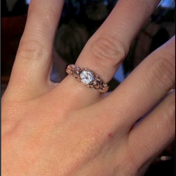 Rose gold engagement ring - Picture 1 of 5